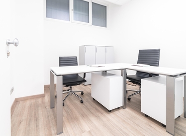 50 m² Business space place available to rent in Milan, Via Jacopo dal Verme 7 (20159) - 2 | MatchOffice.com