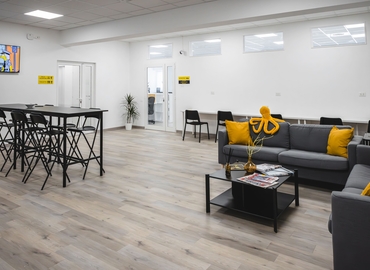 90 m² Shared workspace  in Pescara, Via Vella 24 (66100) - 2 | MatchOffice.com