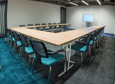 Join comfortable a 100 m² Shared office in Warszawa Ochota, Aleje Jerozolimskie 100 (00-807) - 13 | MatchOffice.com