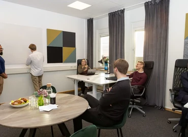 Flexibel arbetsplats(Yta:150 m²) att hyra i Varuvägen 9, 125 30 Älvsjö. Lång- och korttidsuthyrning | MatchOffice.se