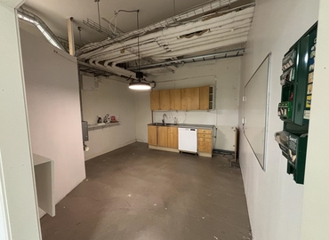 Verkstad(Yta:459 m²) för uthyrning i Domnarvsgatan 4, 163 53 Kista. Lång- och korttidsuthyrning | MatchOffice.se																	