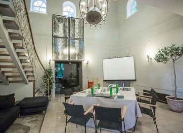 Rent a 36 m² Convention center in Podolsky district, Vozdvyzhens'ka Street 60 A (04071) - 0 | MatchOffice
