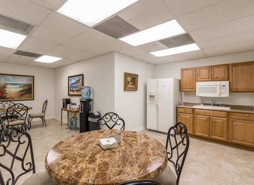 700 m² Serviced office building up for rent in Fort Myers, FL, Cleveland Avenue 3049 (33901) - 1 | MatchOffice.com