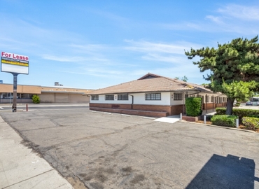 1012 m² Business center in Fresno, CA, 2632 N Blackstone Ave (93703) - 1 | MatchOffice.com