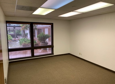 7510 m² Business center in Fresno, CA, 2377 West Shaw Ave (93711) - 20 | MatchOffice.com