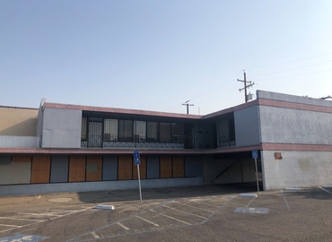 4729 m² Business space in Fresno, CA, 2918 N Blackstone Ave (93703) - 1 | MatchOffice.com