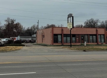 1200 m² Business space in Topeka, KS, 2611 sw 17th st (66604) - 1 | MatchOffice