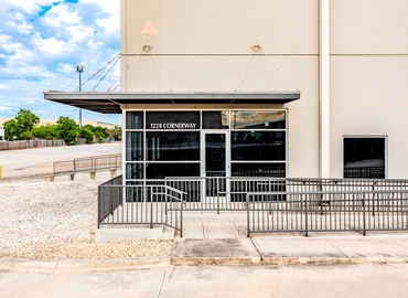 40600 m² Commercial warehouse up for rent in San Antonio, TX, Cornerway Boulevard 1228 (78219) - 1 | MatchOffice.com