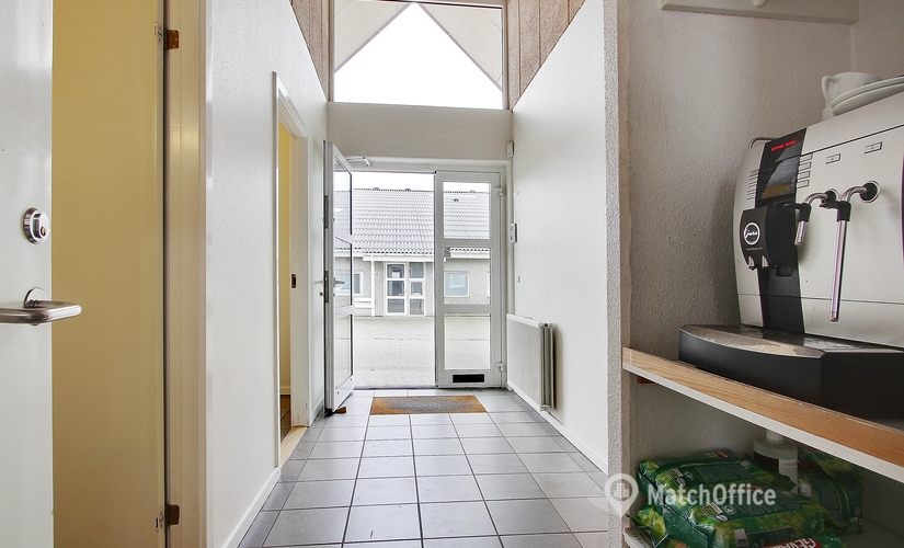 476 m² Commercial warehouse for rent in Aalborg SV, Halkjærvej 16A (9200) - 1 | MatchOffice.com