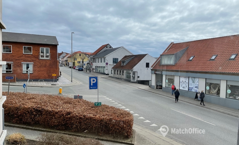 Kontor til leje på Hovedgaden 24, 8410 Rønde - 75 m² | Foto 1 - Lokalebasen.dk
