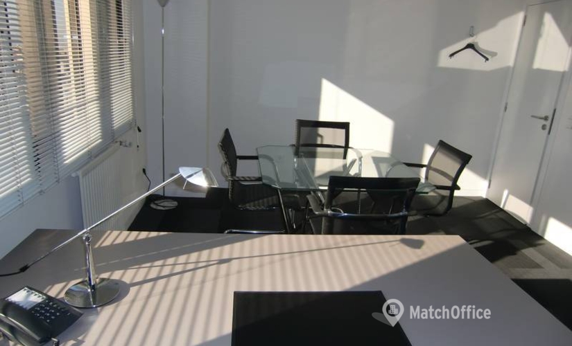 Reserve sala de juntas fiable en Madrid Centro 12 m², Plaza de Castilla 3 - 1 | MatchOffice.es