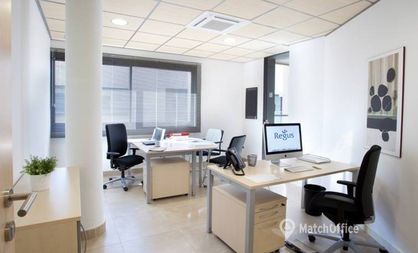 Explore oficinas compartidas en Málaga 70 m², Plaza de la Solidaridad 12 - 0 | MatchOffice