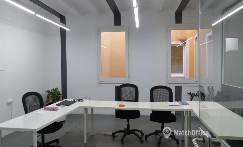 Explore oficinas compartidas en Barcelona 300 m², Plaça Reial 18 - 1 | MatchOffice