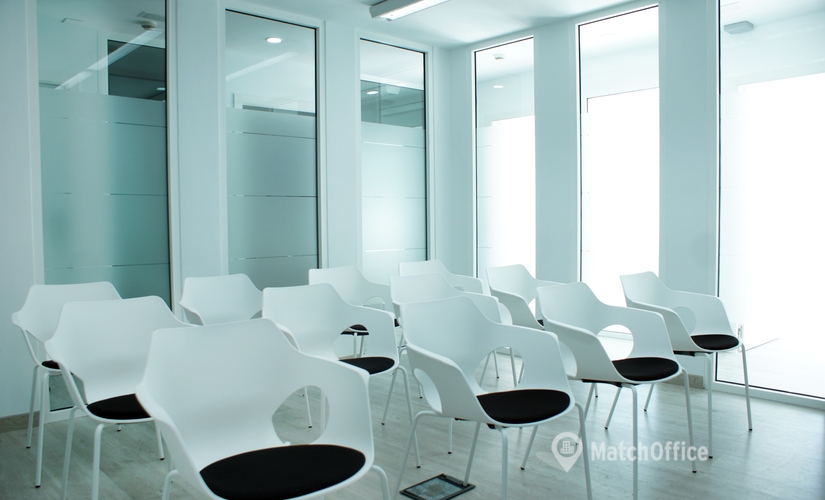 Rent a 25 m² Conference center in Valencia, Carrer de Colón 4 (46004) - 2 | MatchOffice.com