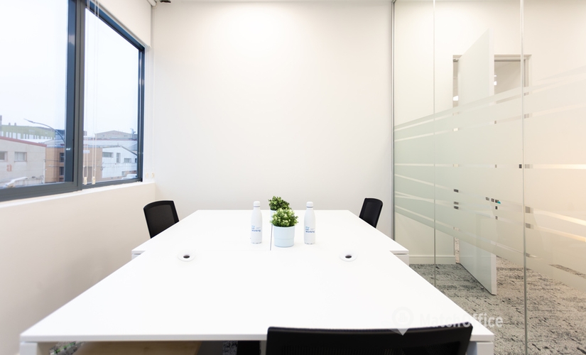 Explore coworking en Madrid Hortaleza 10 m², Calle Valgrande - 2 | MatchOffice