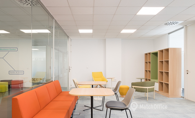 Explore oficinas de coworking en Sevilla 233 m², C/ José Delgado Brackembury nº 11 - 2 | MatchOffice.es