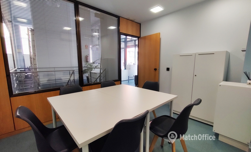Explore oficinas compartidas en Madrid Ciudad Lineal 10 m², Travesía de Jose Arcones Gil 3 - 1 | MatchOffice.es
