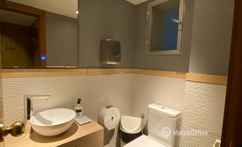 Alquile oficinas de coworking en Madrid Centro 40 m², Calle del Poeta Joan Maragall 60 - 2º planta - 2 | MatchOffice.es