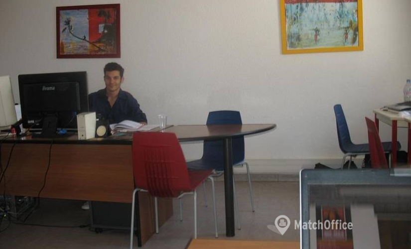 Join comfortable a 26 m² Coworking  in Avignon, 2 place Alexandre Farnèse (84000) - 0 | MatchOffice.com
