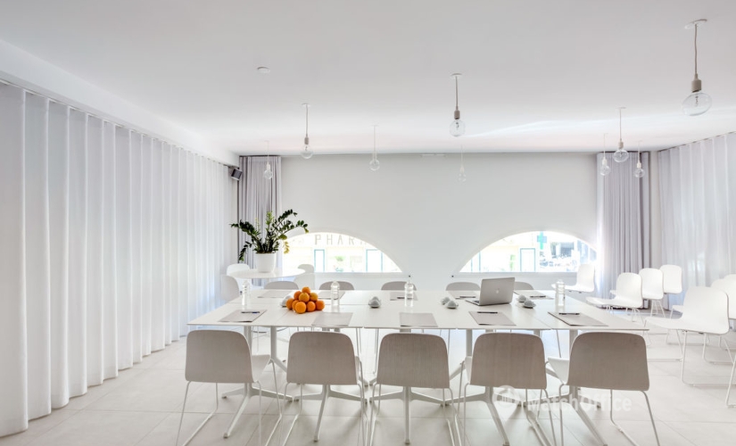 Rent a 17 m² Conference room in Nice, 1 Place du Pin (06300) - 1 | MatchOffice.com