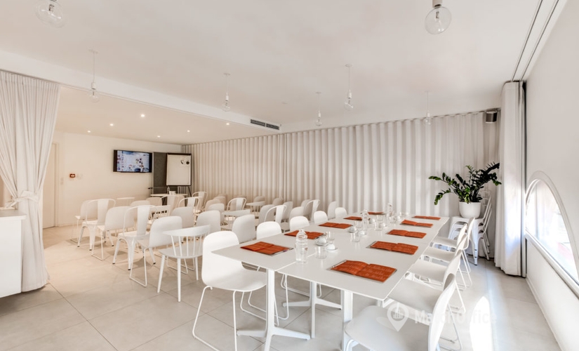 Book a 17 m² Meeting room in Nice, 1 Place du Pin (06300) - 3 | MatchOffice.com