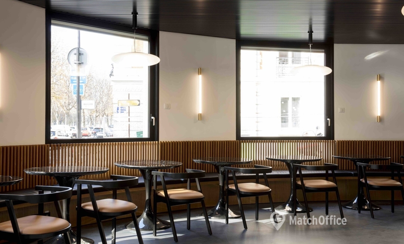 10 m² Shared workspace  in Paris 8, Cours Albert 1er 28 (75008) - 2 | MatchOffice.com