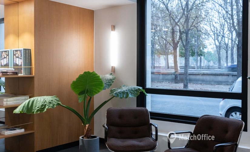 10 m² Shared workspace  in Paris 8, Cours Albert 1er 28 (75008) - 1 | MatchOffice