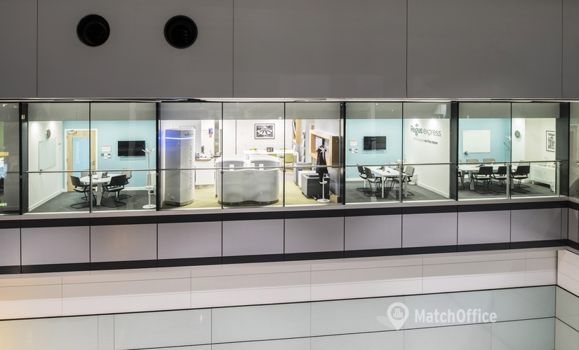 Business centre  in West London, Arrivals Concourse, 150 m² - MatchOffice.co.uk
