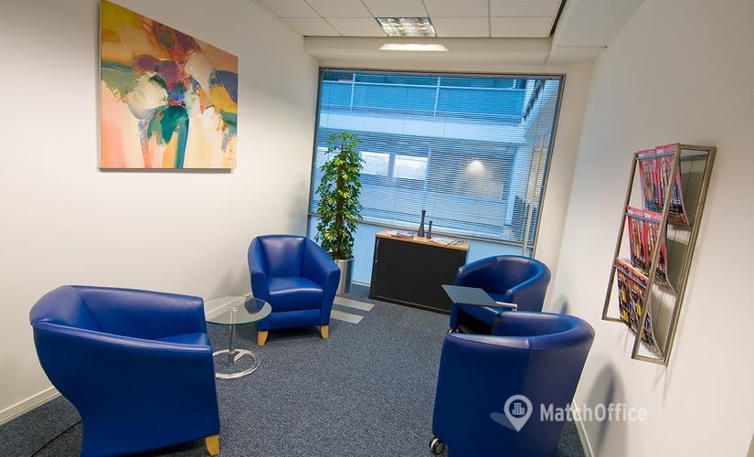 Meeting room in West Sussex, South Terminal Arrivals, 50 m² - MatchOffice.co.uk