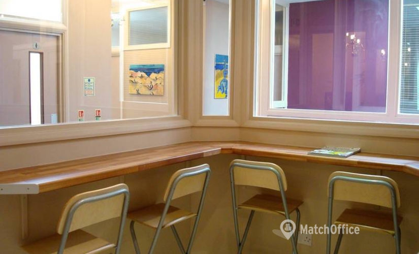 Business center Breasy Place, 9 Burroughs Gardens NW4 4AU North London