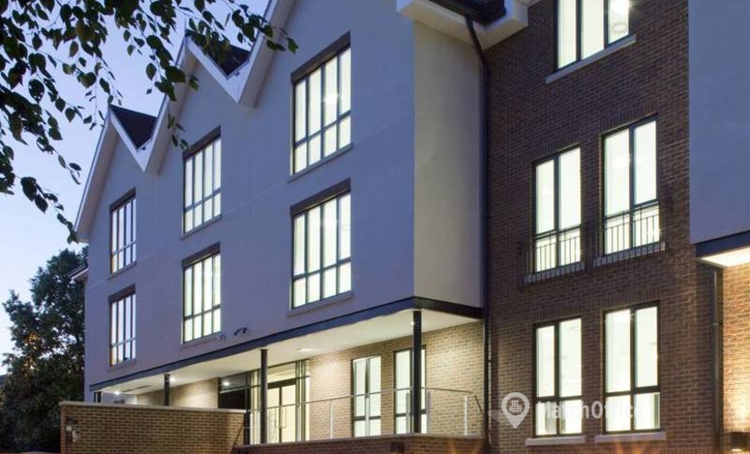 90 m² Business space in Leatherhead, Guildford Road (KT22 9AD) - 0 | MatchOffice.com