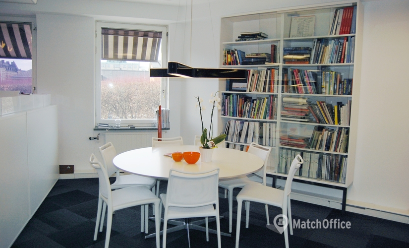 Coworking utrymme(Yta:13 m²) för uthyrning i Narvavägen 12, 115 22 Östermalm. Tillgång 24/7 | MatchOffice.se