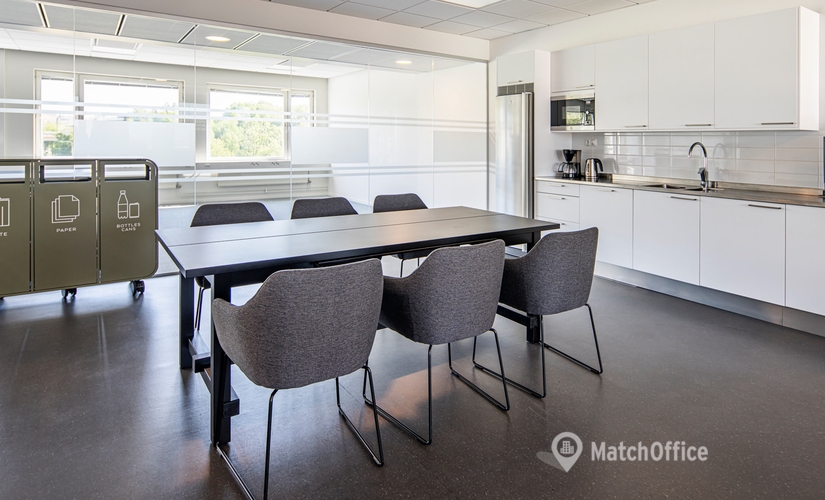 Kontorsplatser(Yta:480 m²) för uthyrning i Kronborgsgränd 1, 164 46 Kista. WiFi-anslutning ingår | MatchOffice.se