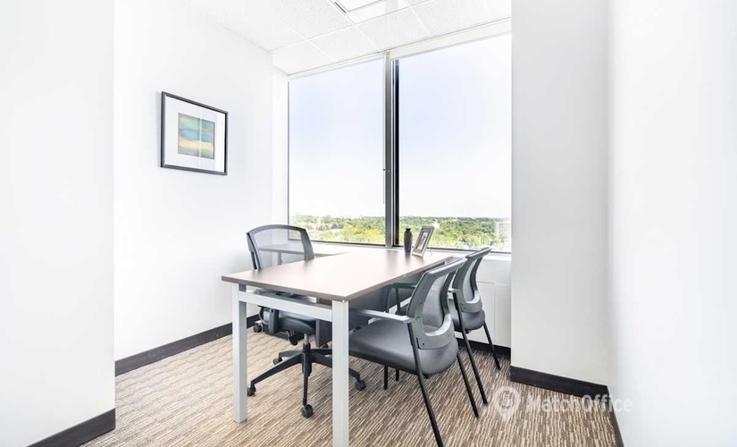 10 m² Shared workspace in Toronto, 2 St. Clair Avenue West (M4V 1L5) - 1 | MatchOffice