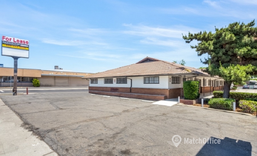 1012 m² Business center in Fresno, CA, 2632 N Blackstone Ave (93703) - 1 | MatchOffice.com