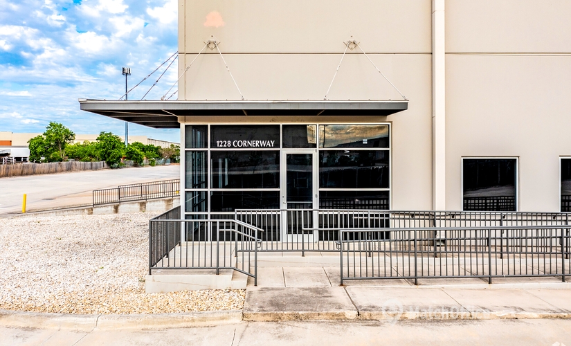 40600 m² Commercial warehouse up for rent in San Antonio, TX, Cornerway Boulevard 1228 (78219) - 1 | MatchOffice.com