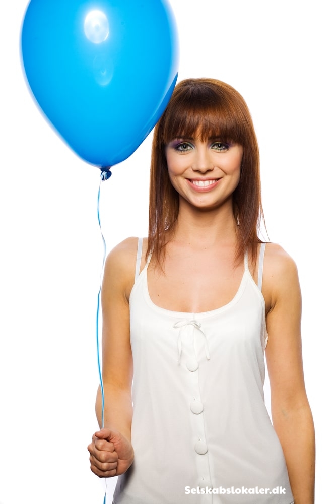 Pige holder helium ballon