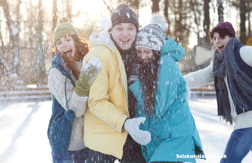 Gruppe med venner laver sneboldkamp