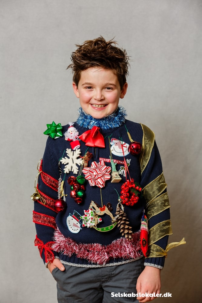 Dreng står i meget grim jule sweater